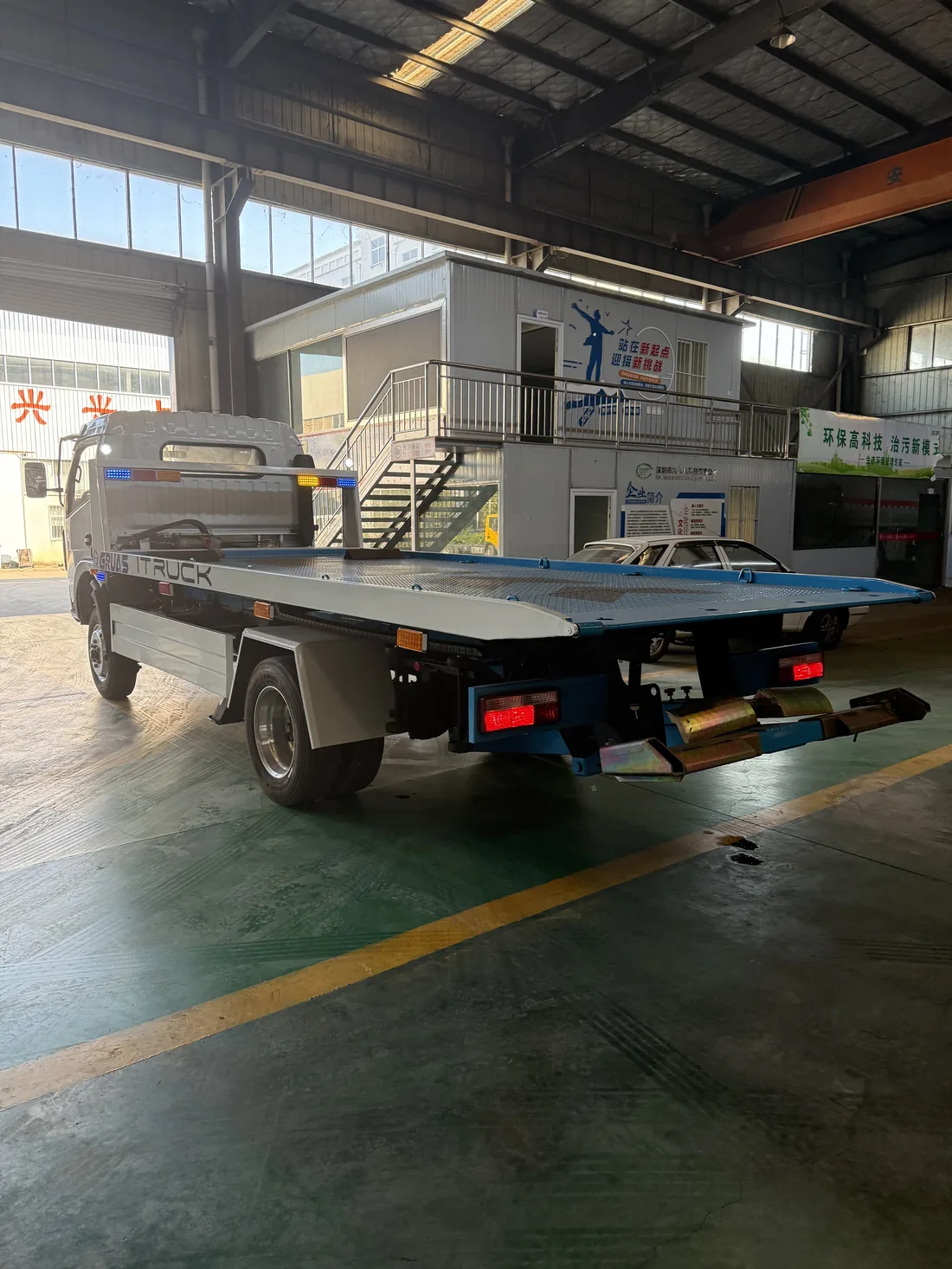 Rotating deck flatbed carrier