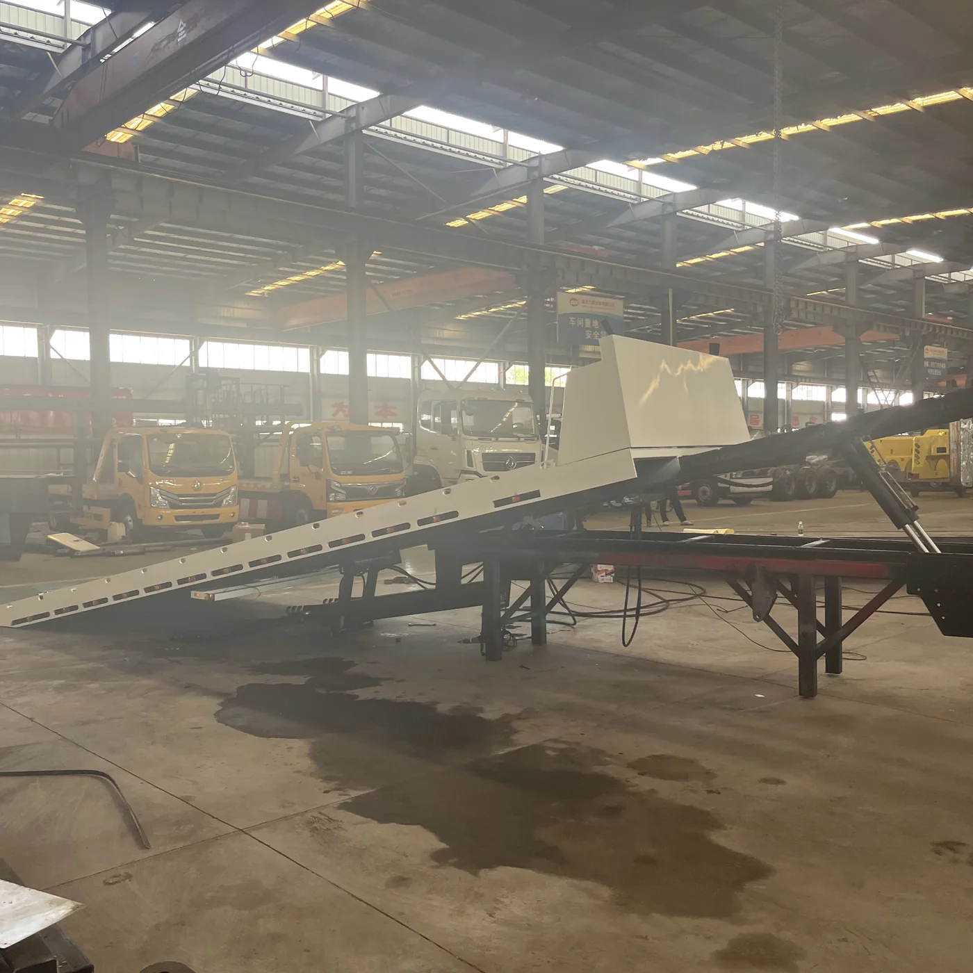 Tilt-tray flatbed deck at load angle