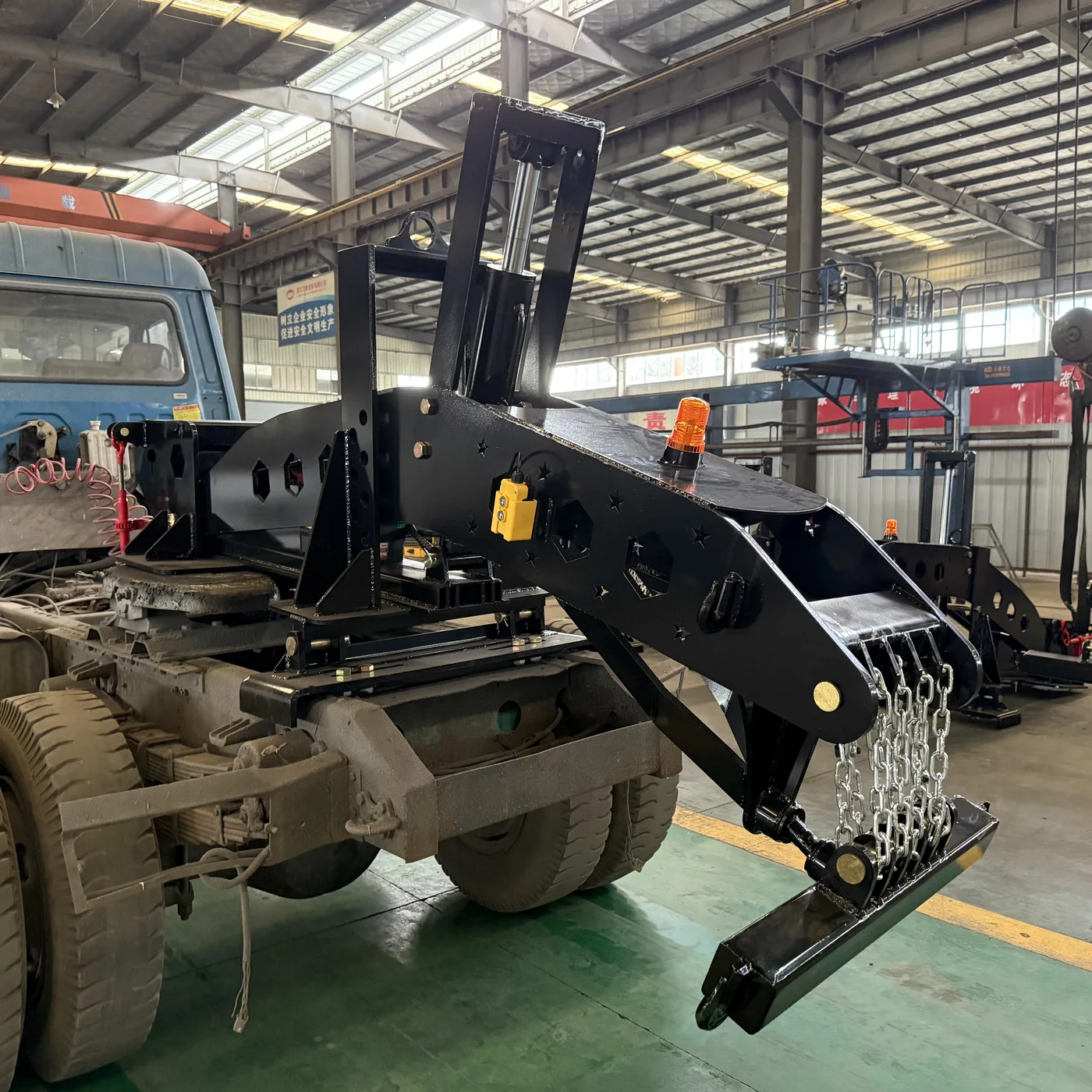 Fifth-wheel wrecker on a tractor unit