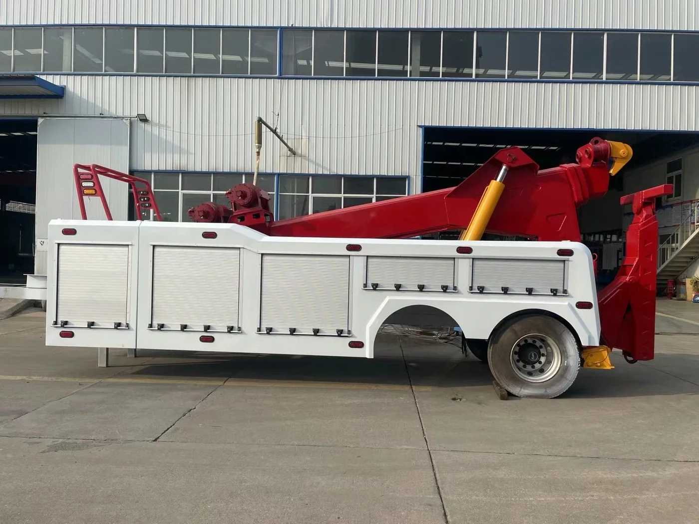 40-ton integrated wrecker, side profile