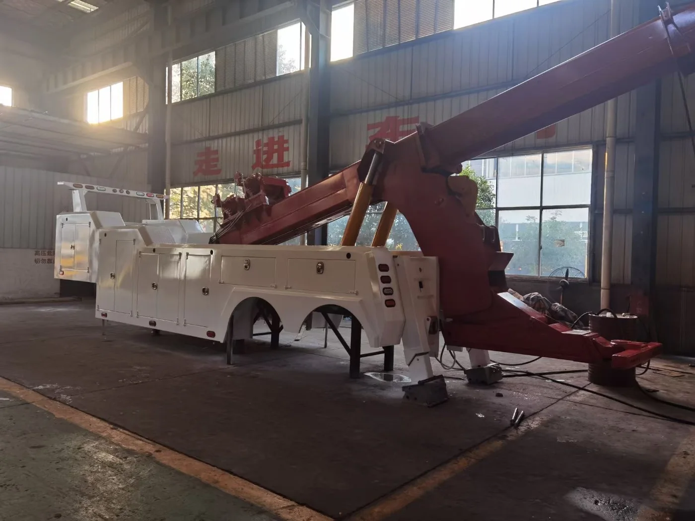 35-ton integrated wrecker with boom extended