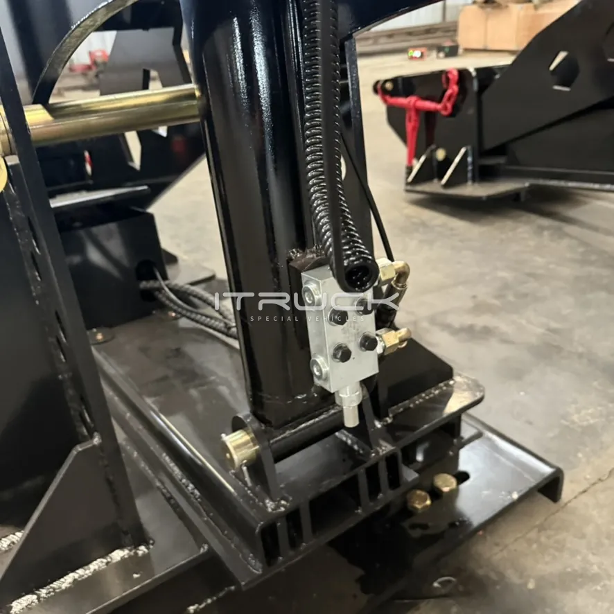 Lift cylinder and hydraulic hose fittings on the fifth wheel unit