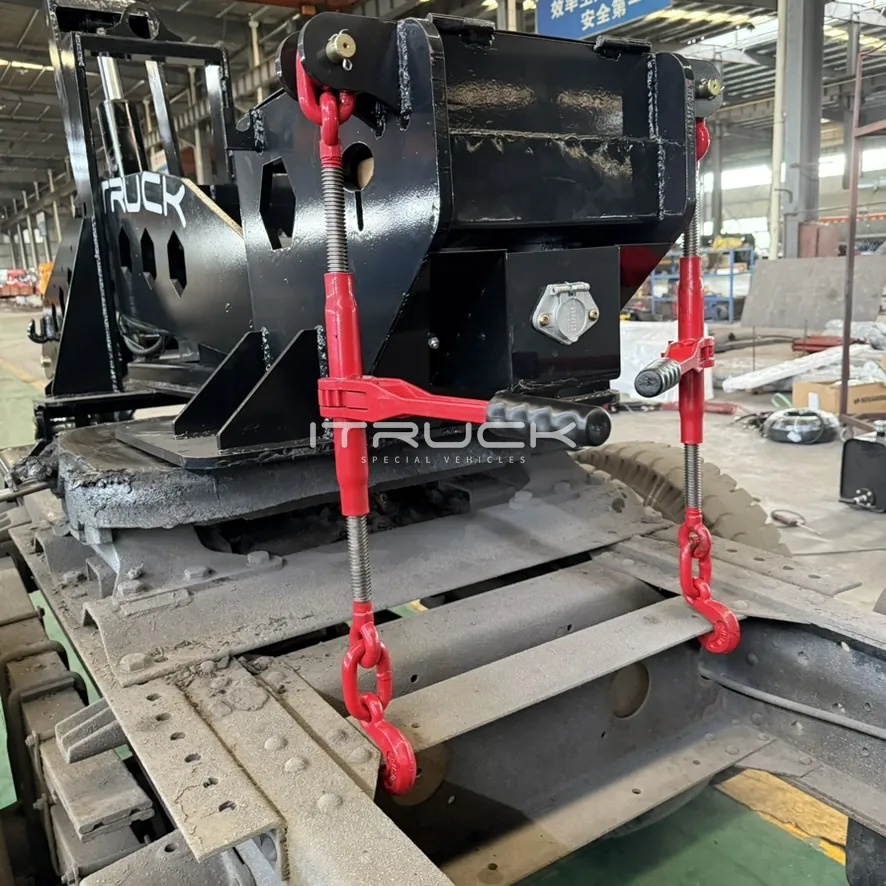 Ratchet tie-downs holding the unit to the fifth wheel plate