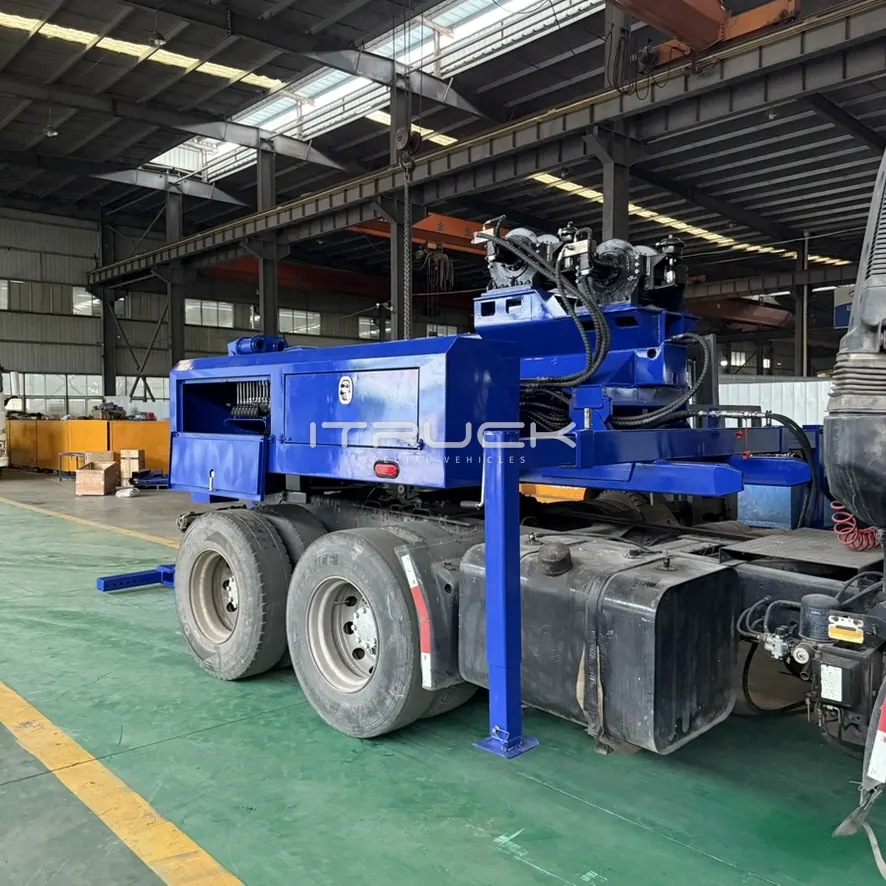 Detachable tow unit fitted on a tandem-axle truck chassis, side view
