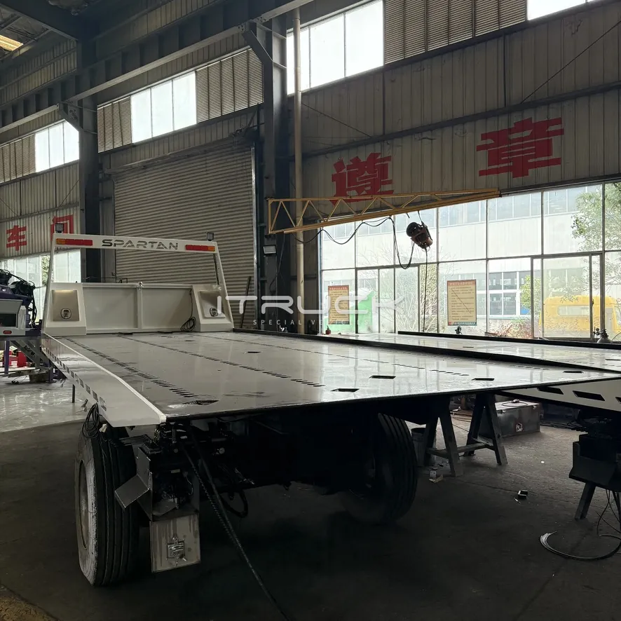Heavy tilt tray fitted to a tandem chassis