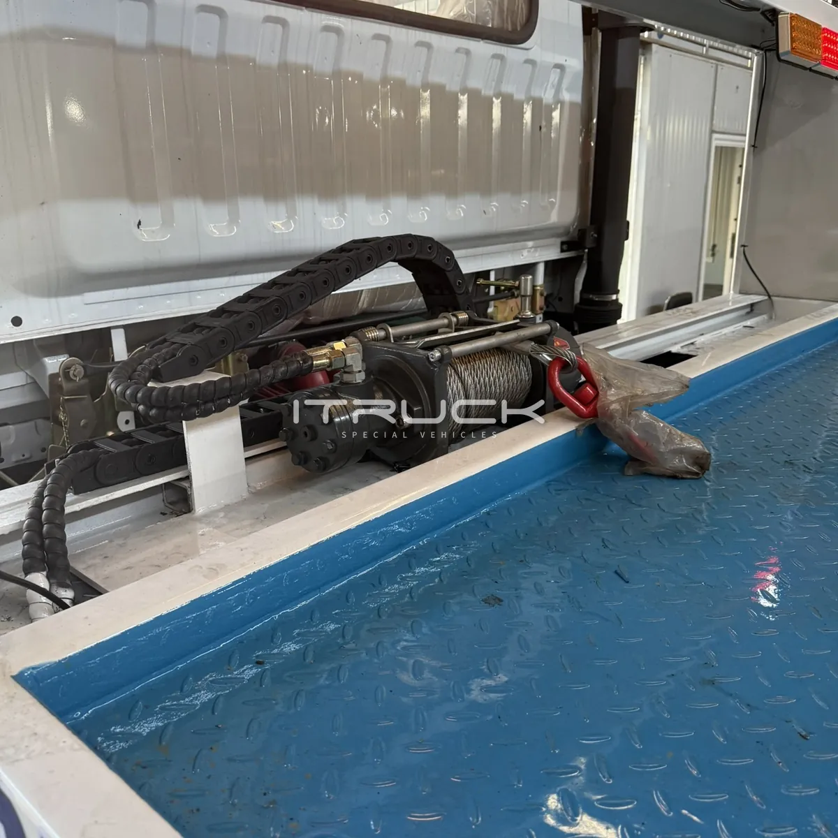 Winch on its sliding cylinder beside the deck