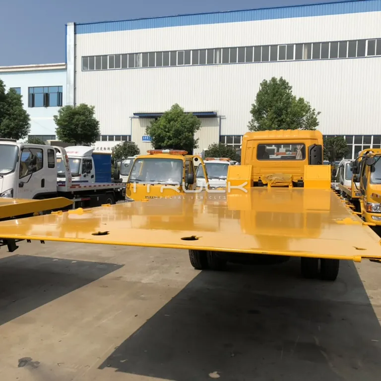 Smooth-plate flatbed deck mounted on a chassis