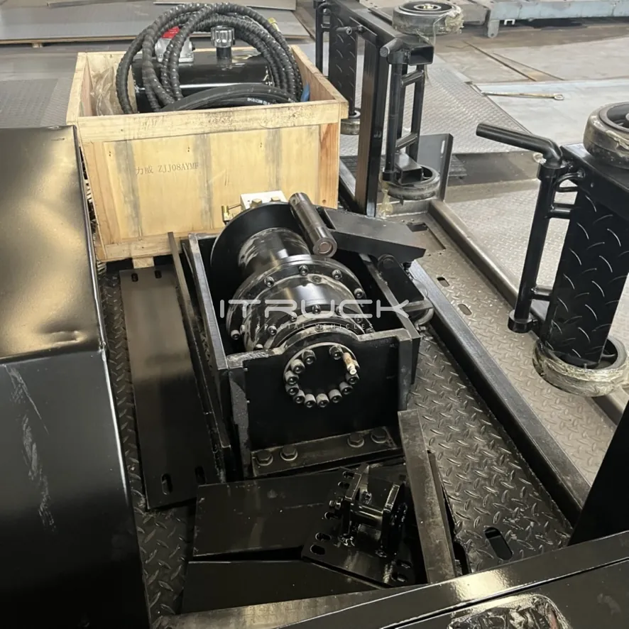 Center-mounted hydraulic winch on the deck
