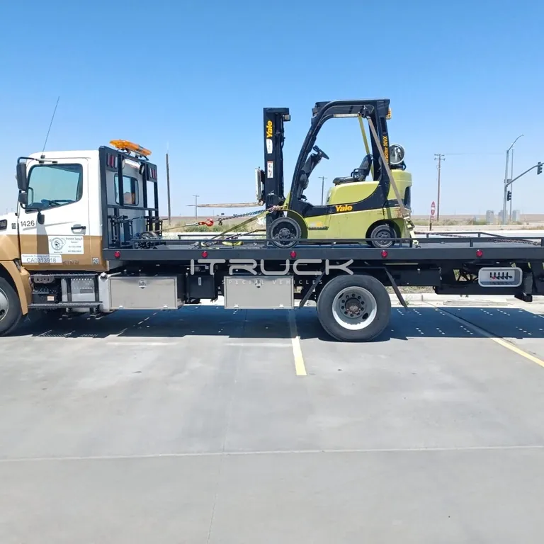 USA-style rollback carrying a forklift