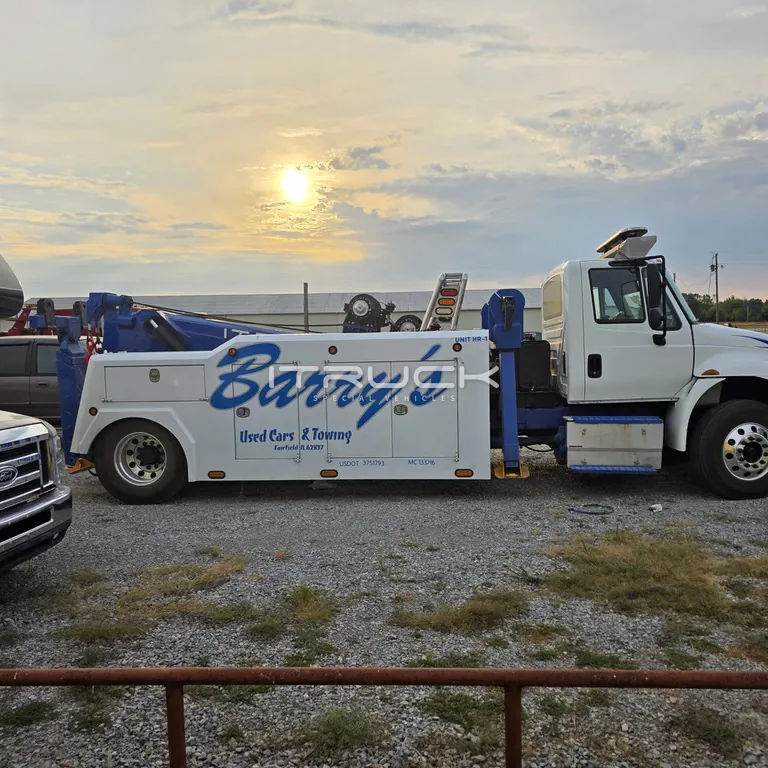 Integrated wrecker fitted to a conventional-cab truck chassis