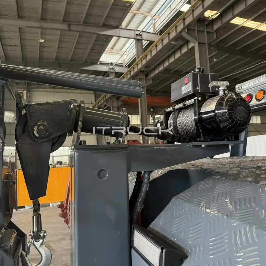 Boom head and synthetic-rope winch on the mini wrecker