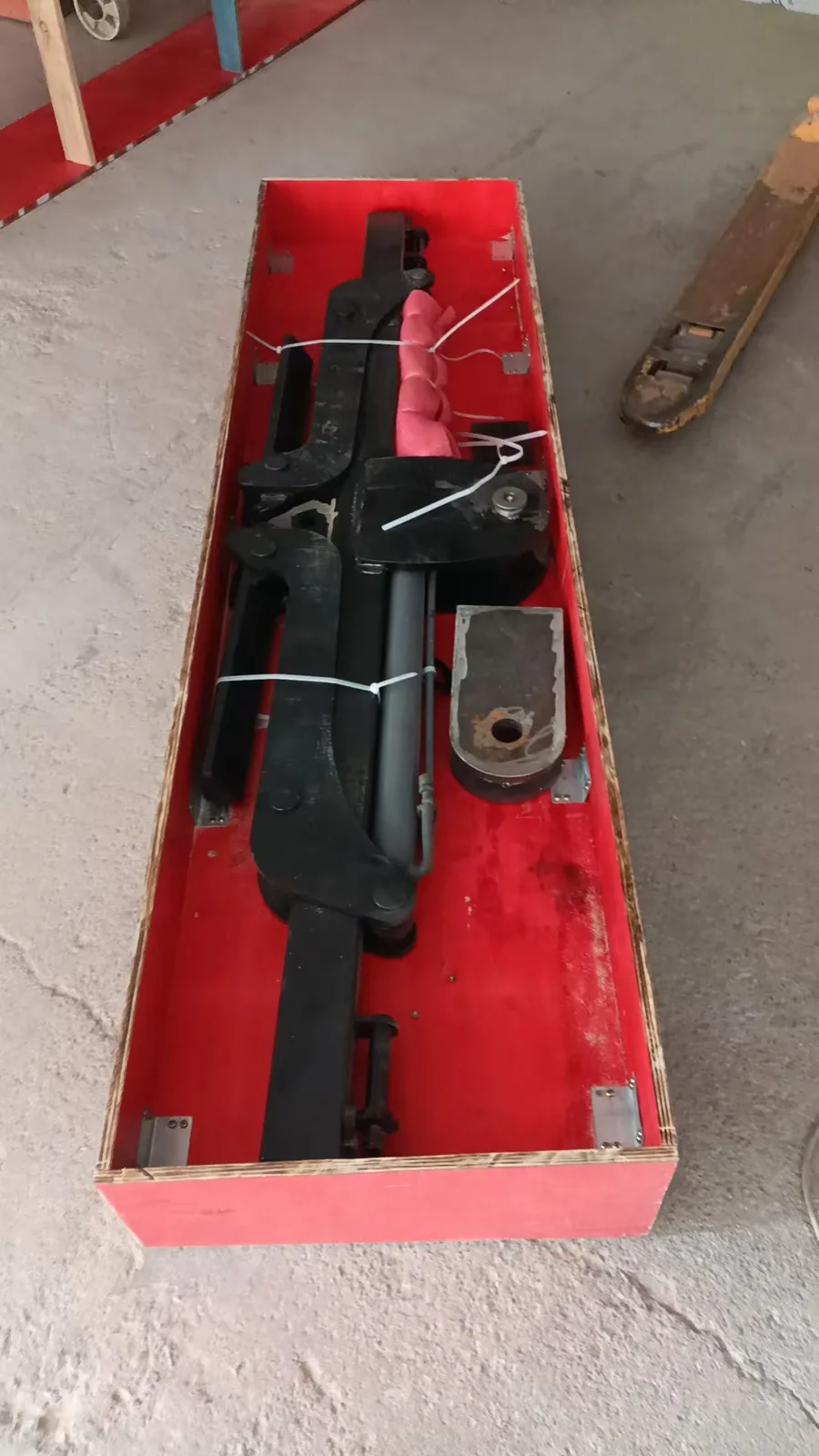 Automatic tow bar in export crate